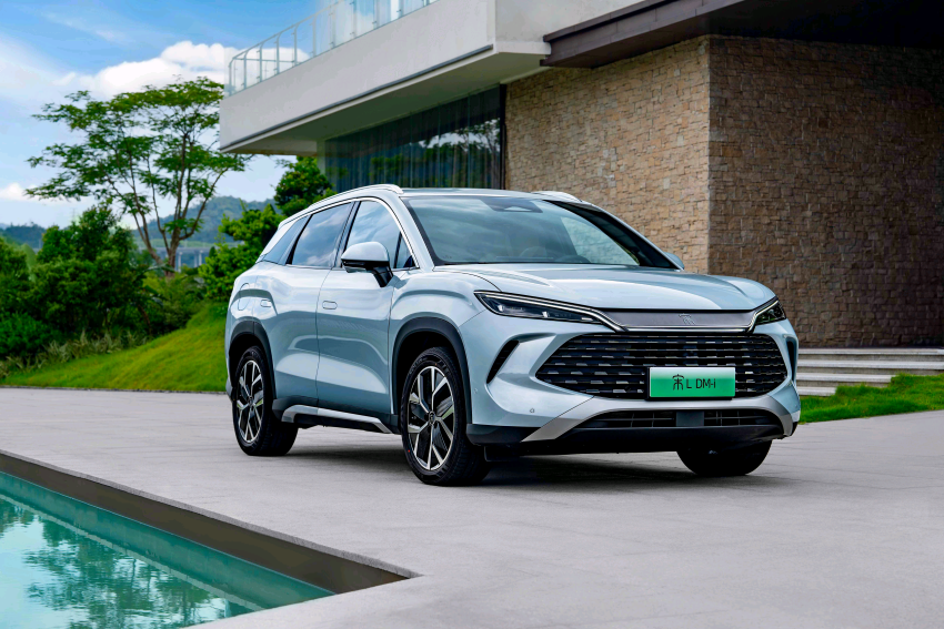 比亚迪双宋齐发,百公里油耗仅3.9L,综合续航可达1500公里