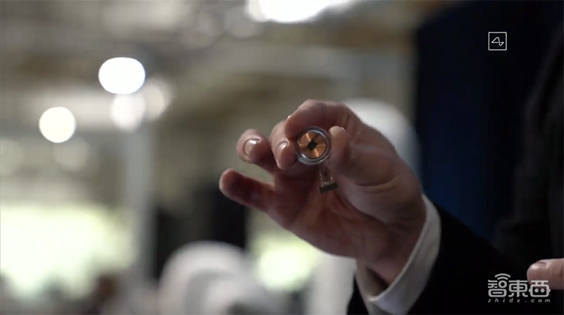 马斯克推脑机接口芯片！1小时安装睡觉时充电，植入活猪现场遛很快人体试验