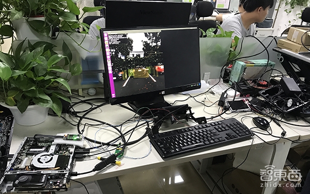 史上最“草根”自动驾驶团队:40人花400万造出三款无人车