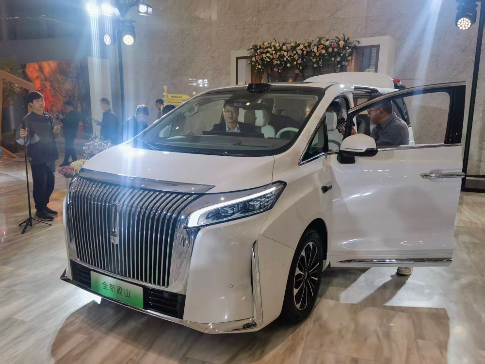 魏牌高山7 28.58万元开售！WLTC综合续航达945km，支持“车位到车位”