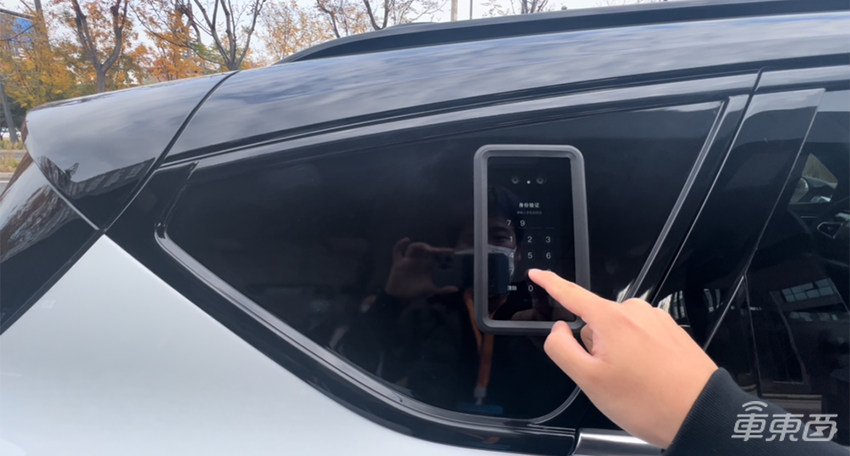 首钢园试乘百度第五代无人车:手机就能叫车,车内真无人