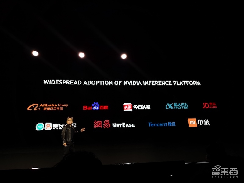 黄仁勋现场秀AI跳舞！联合美团打造无人外卖车