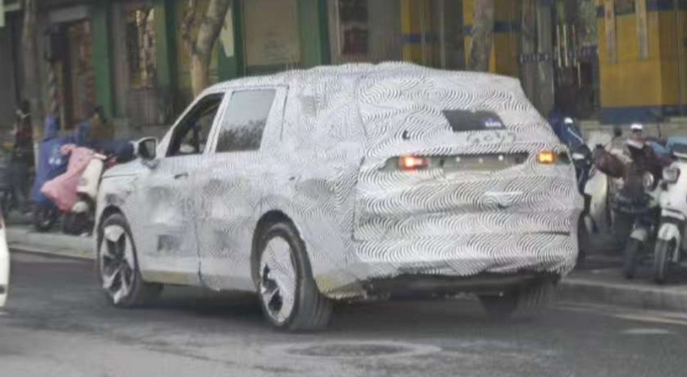 小鹏增程车谍照曝光！传车长5米1续航1400km，最快四季度量产