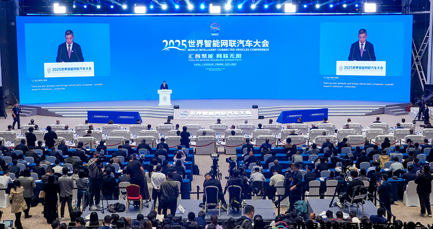 雷军呼吁抵制网络水军!李斌称智驾应采用“订阅制”,6位车圈顶流齐聚亦庄论道