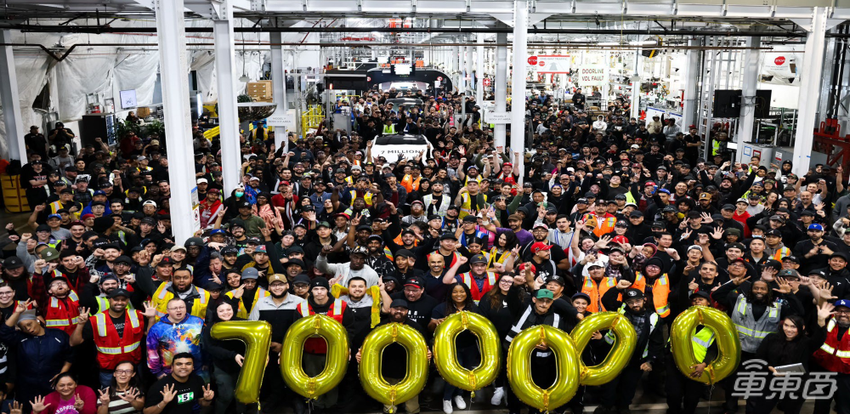 马斯克:明年初交付低价新车,Cybercab年产将达200万台