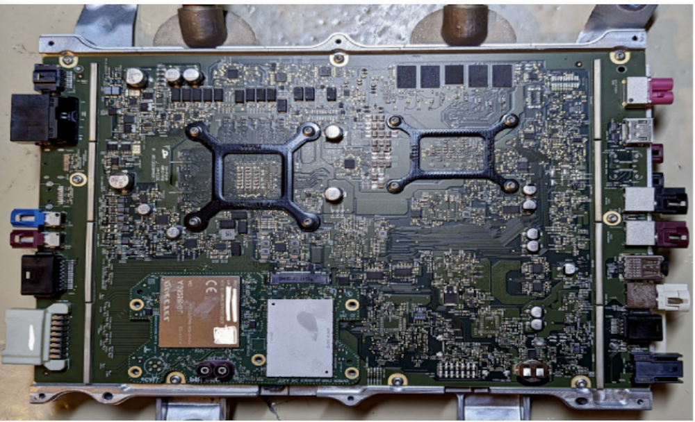 马斯克甩出全球最强智驾芯片！2500TOPS吊打同行，最快年底上车