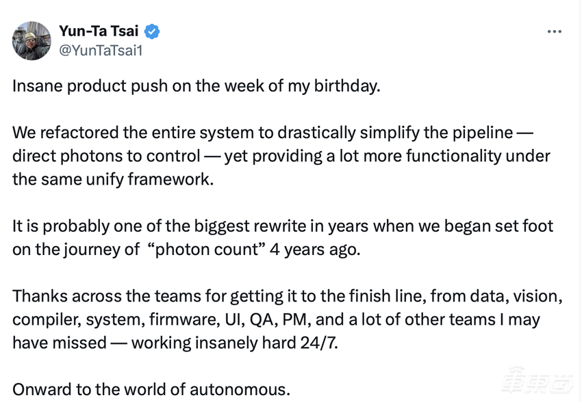 特斯拉最强智驾系统来了!马斯克自夸比上代强十倍,但却连续“偷偷”闯红灯