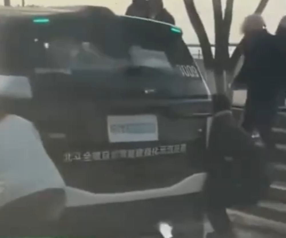 湖南一无人出租撞人了，背后公司今年刚入局，已有约80辆车投入运营