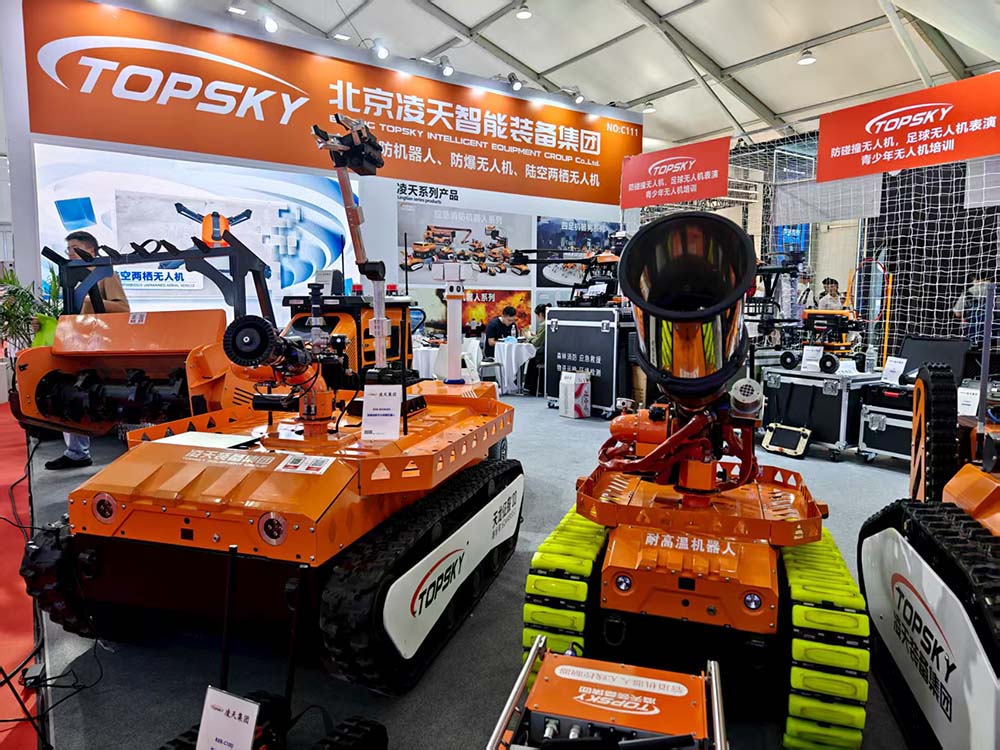 最贵97万搬回家，人形机器人天团涌入北京！暴走2万步玩命逛完，亮点都在这了