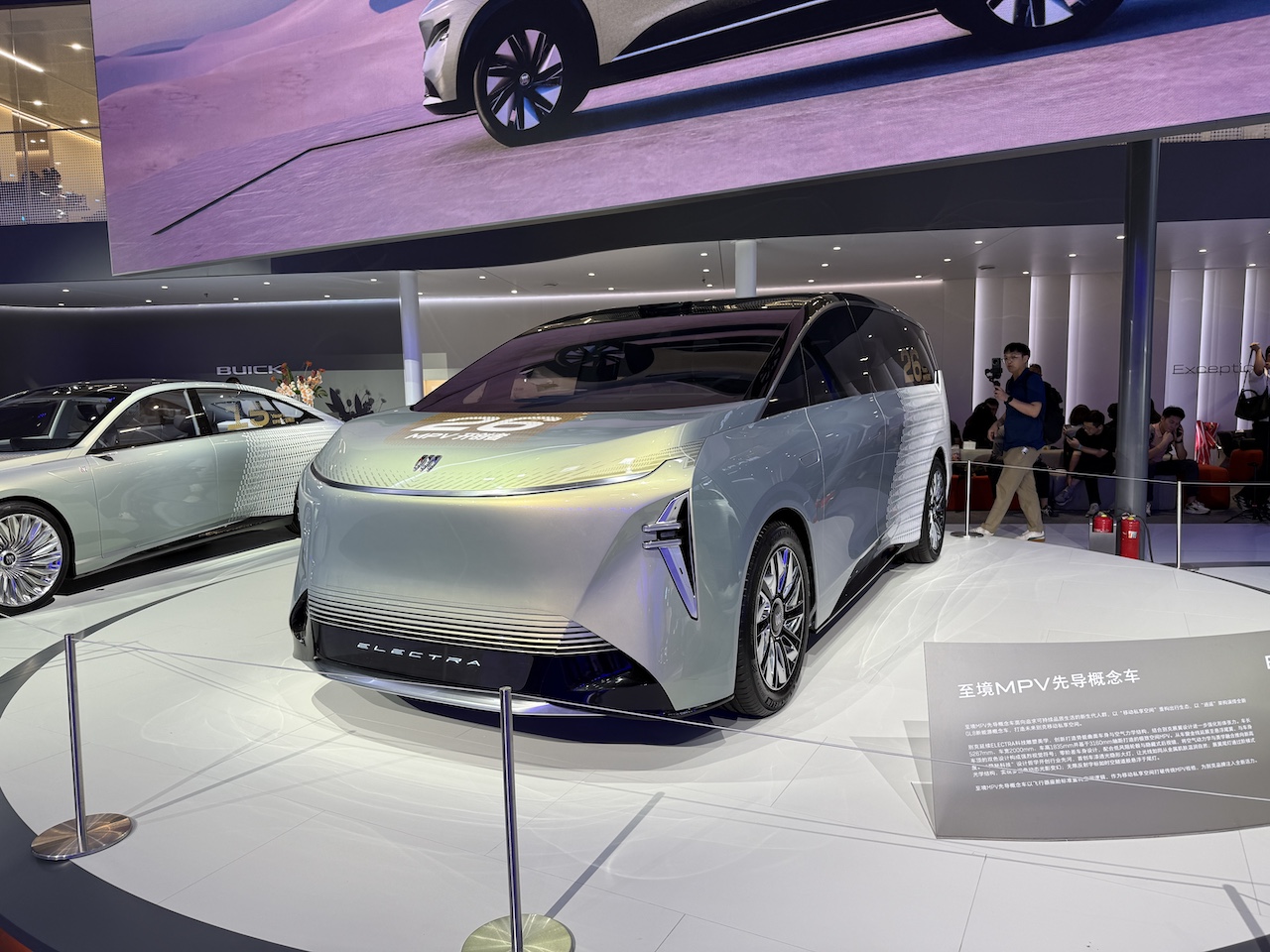 洋豪品牌一个没来！国产车价格战现场开打，暴走3万步看成都车展六大真相