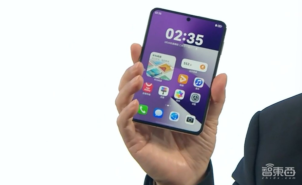 剛剛，余承東掏出純血鴻蒙折疊機，擁抱DeepSeek，微信大升級，華為鴻蒙電腦來了