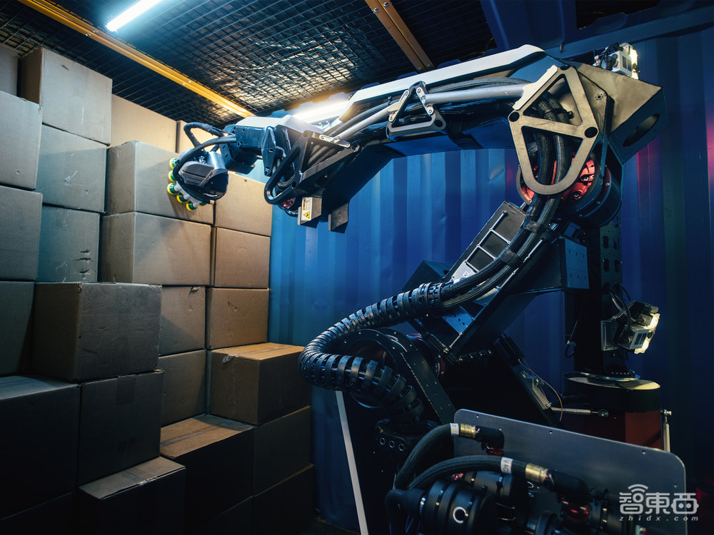 波士顿动力机器人进工厂“搬砖”！1小时搬800箱，16小时不用续航