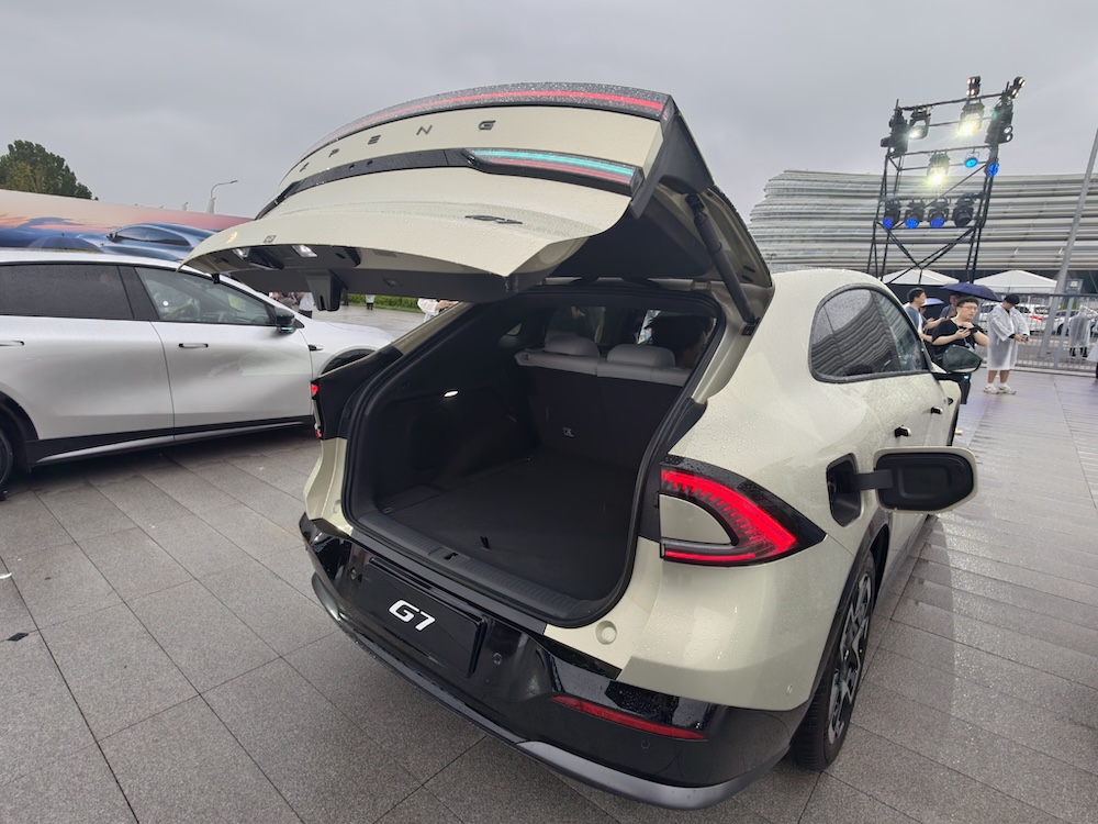 拼了！比特斯拉便宜6.8万开卖，小鹏G7二战Model Y