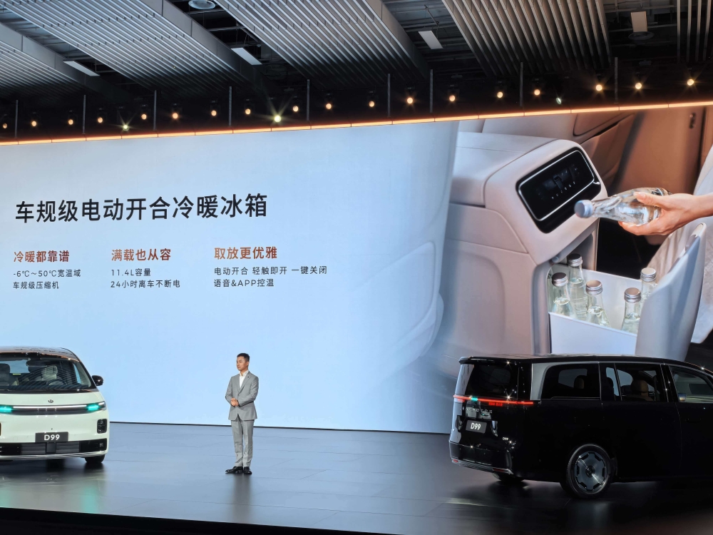 25万入手旗舰MPV！零跑又掀桌子了，朱江明喊话对标埃尔法