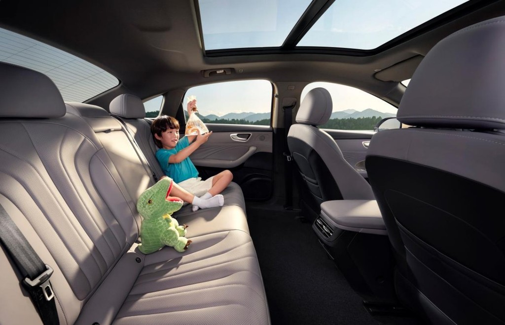 10万级混动轿车新搅局者!荣威M7 DMH以9.78万起预售