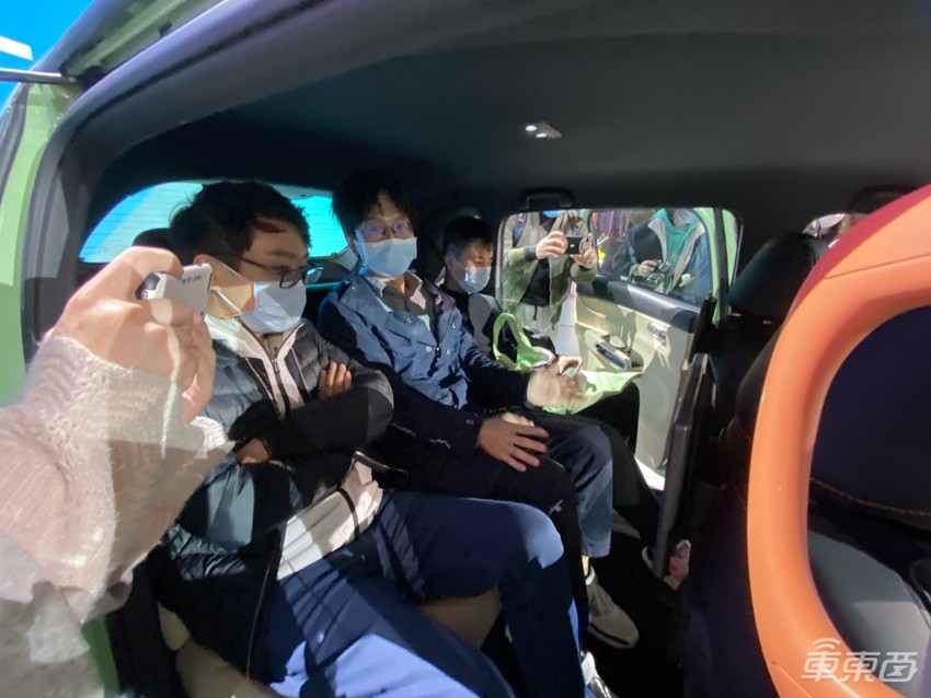 抢先体验滴滴定制网约车:后排堪比头等舱,能看电视能唱歌