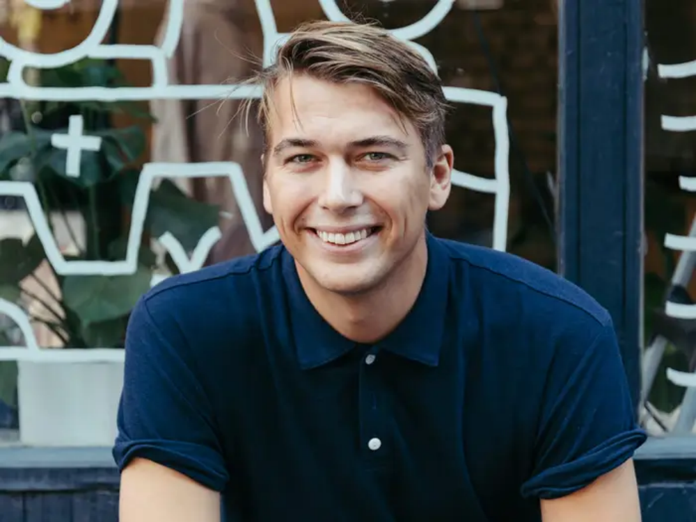 AI搅动美国电商圈:高管频繁互挖,智能体购物已经共识