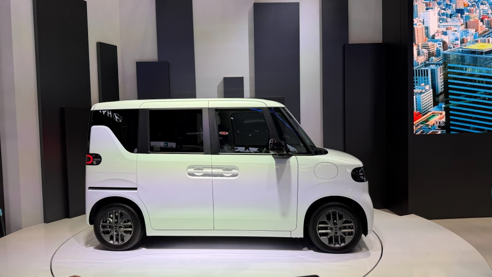 比亚迪扎根日本20年交卷：特供小车明年上市，首款插混车型亮相