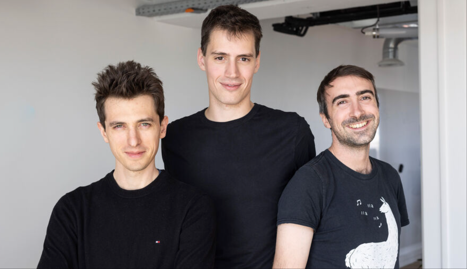 107亿!光刻机巨头领投AI创企,黄仁勋库克都看中,三位90后杀疯了