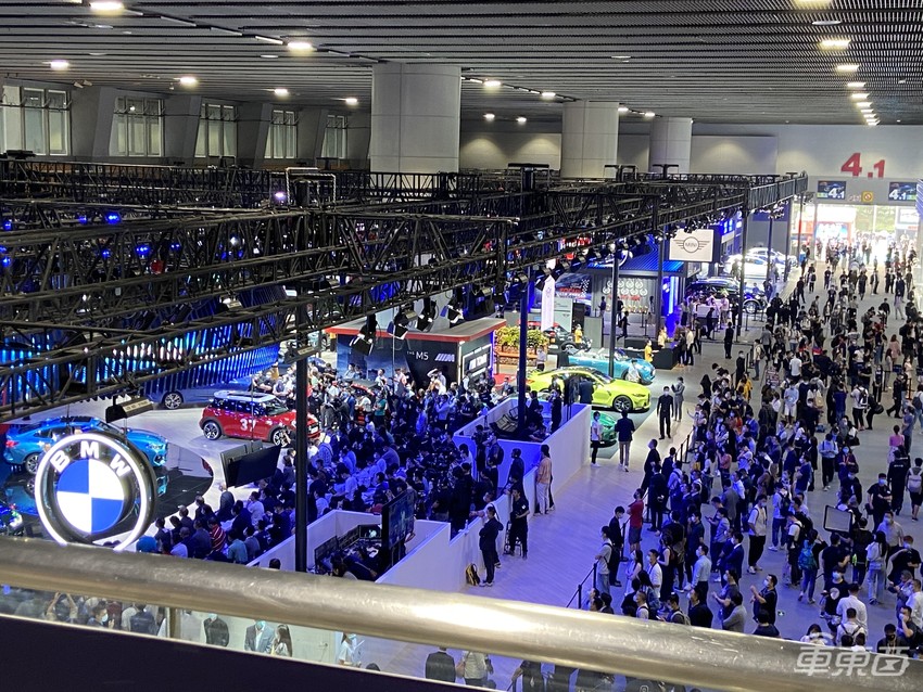 今年最后一场汽车盛会!奔驰最豪SUV开卖,大牌纯电车扎堆亮相