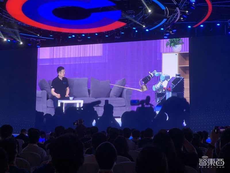 百度首推语音AI芯片！李彦宏亮出九大AI利剑，华为/吉利/英特尔齐站台