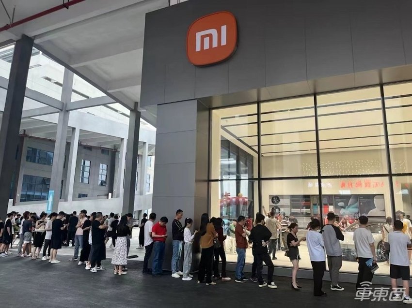 小米SU7明日提车！股价一度暴涨16%，现在下单要等8个月