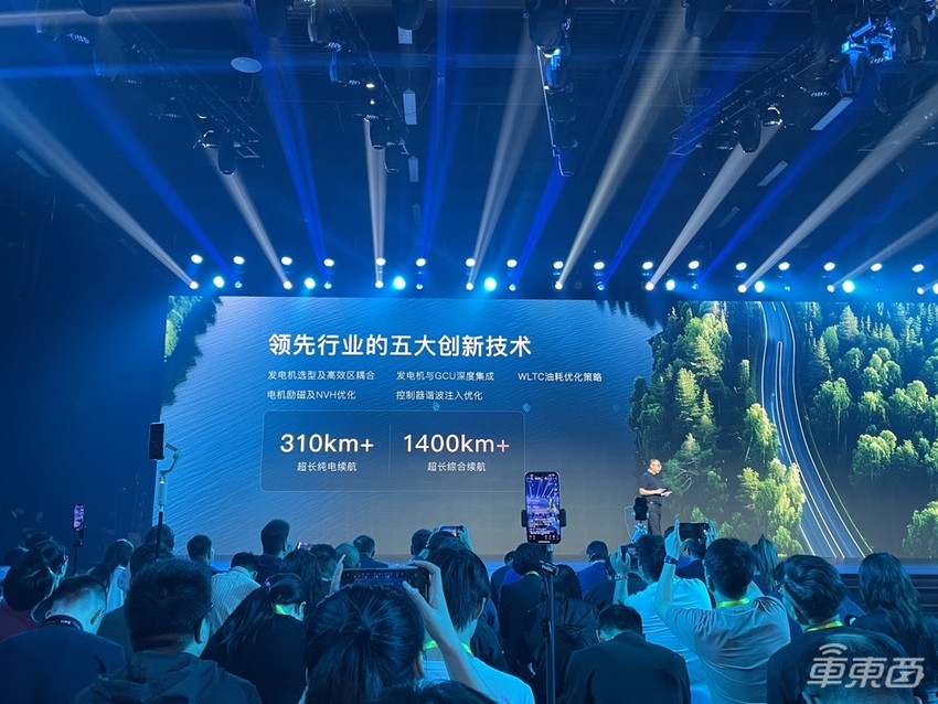 岚图秀智能化肌肉,座舱集成语音大模型,将上车华为智驾