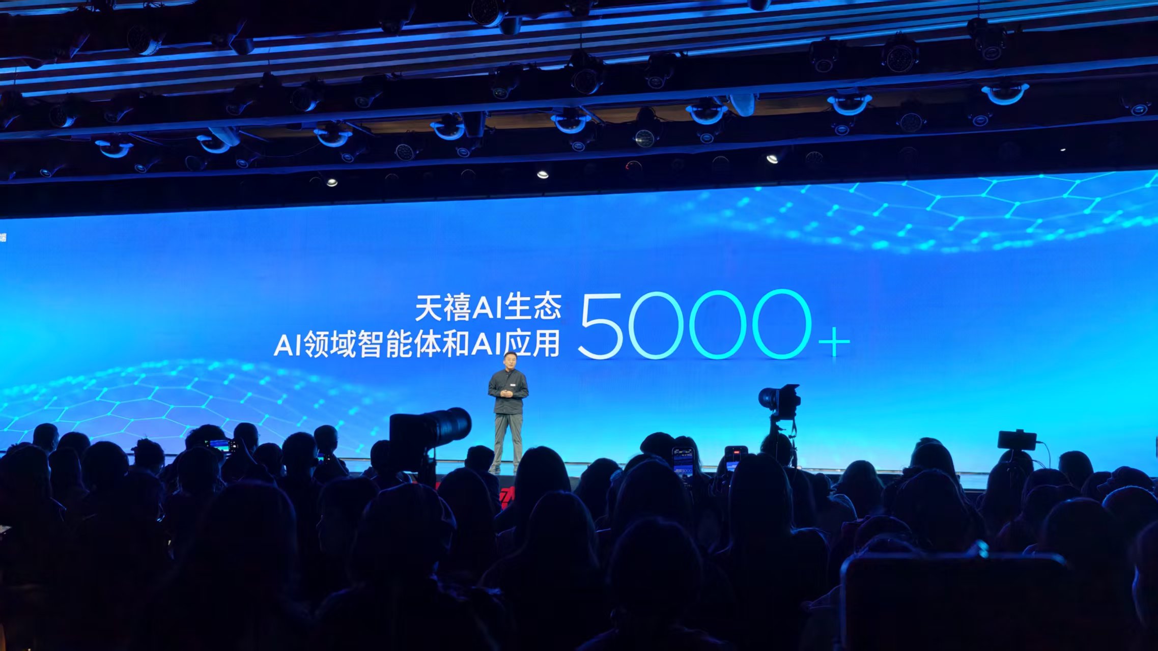 刚刚，联想发了一部张凌赫用气球可以放飞的手机