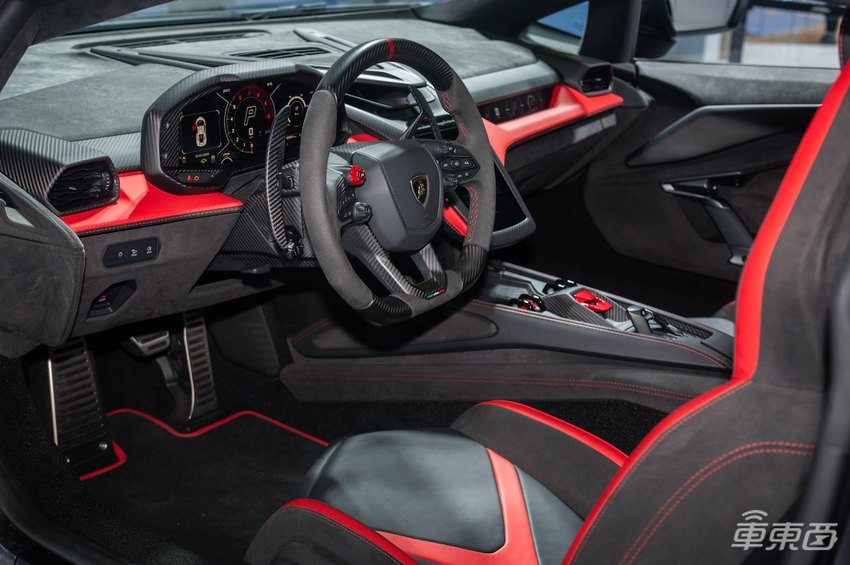 兰博基尼最强插混组合，超豪华SUV Urus SE和跑车亮相成都车展