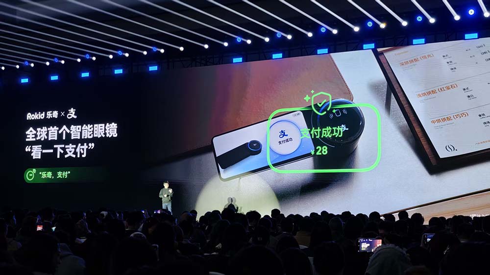 1500万次使用！日均佩戴8小时，同比增长800%，AI眼镜迎来“iPhone时刻”