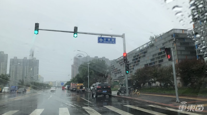 特斯拉挑战北京雨天:被五个红绿灯整傻眼了!?