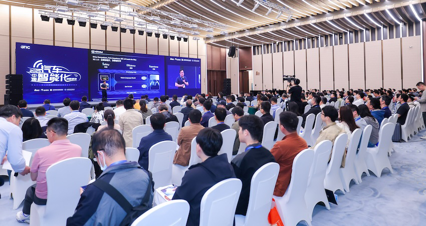 中国汽车产业掀起“AI革命”！汽车智能化创新峰会观点交锋，18位大咖共话智能化下半场