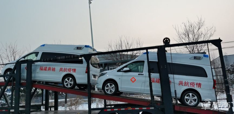 低速无人车集体上阵抗疫!扫地杀毒测体温,送药送菜真暖心