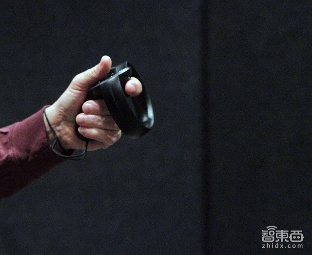 Oculus Touch优点缺点汇总:抓东西很容易 不存在延迟