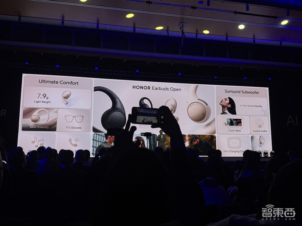 荣耀宣布转型!CEO李健履新首秀:为AI豪投700亿