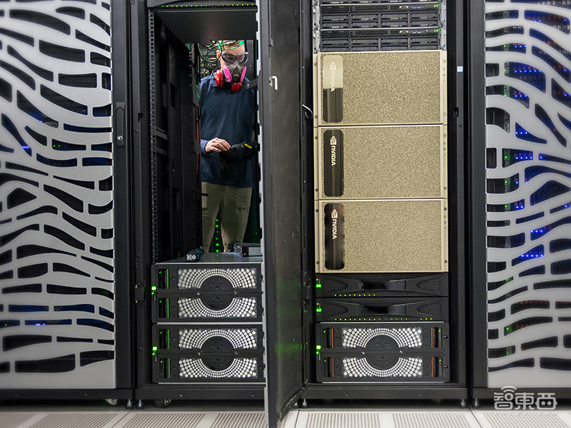 英伟达扔出20枚“AI核弹”！540亿个晶体管的GPU，一个机柜秒数据中心