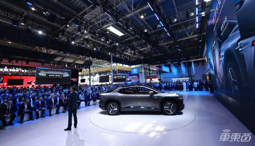 长安启源E07亮相北京车展，全球首款量产可变新汽车