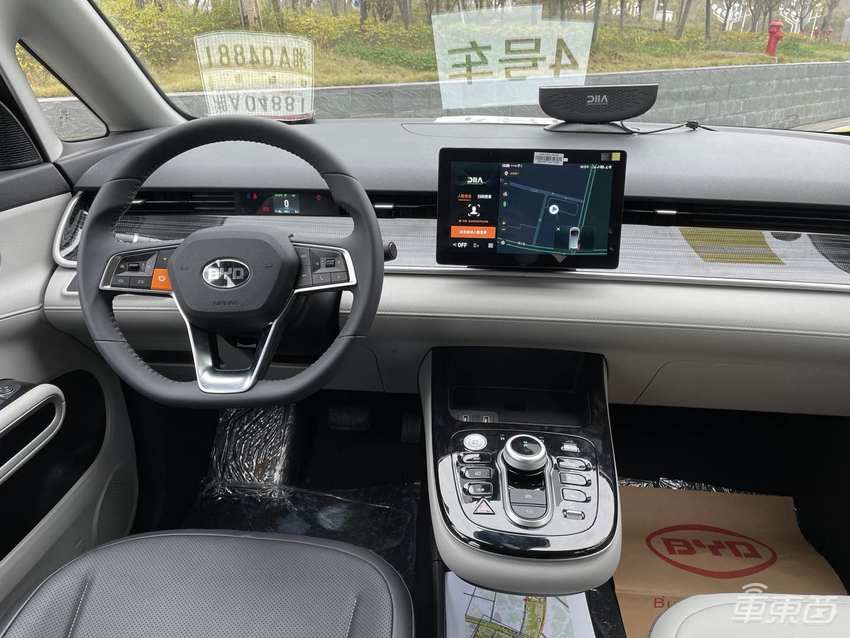 抢先体验滴滴定制网约车:后排堪比头等舱,能看电视能唱歌