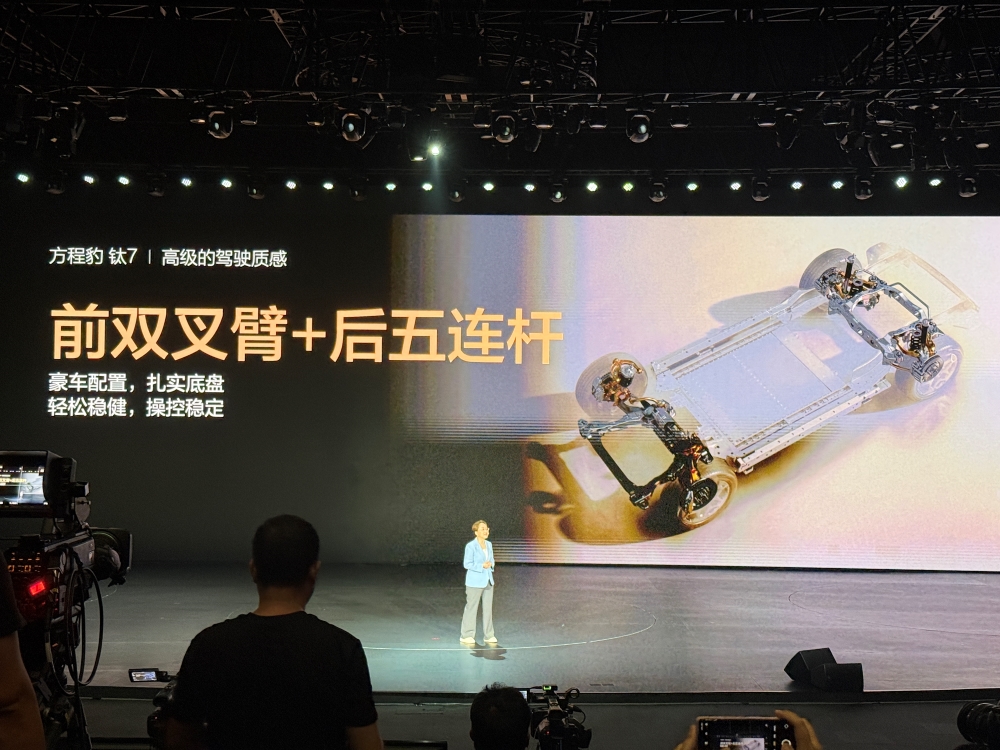 17.98万起！方程豹钛7玩出新花样，无人机、电动滑板随车一起卖