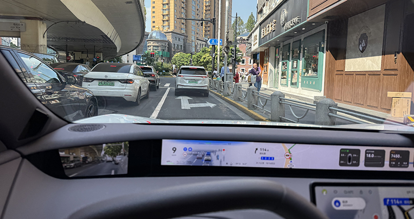 实测华为ADS4:城区高快速路NOA稳如老司机,雨雾环境也能正常触发AEB