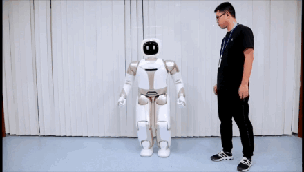 中国仿人机器人惊艳CES！解秘优必选新Walker，独家对话CTO熊友军