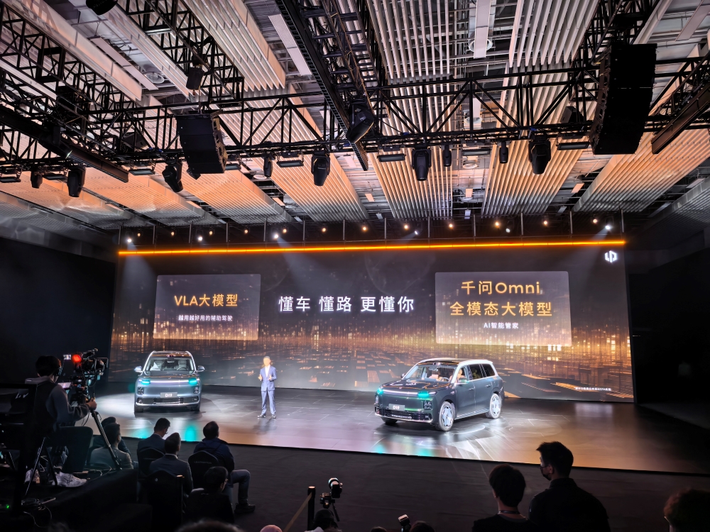 零跑杀疯了!9系旗舰SUV干到20万出头,发布会现场欢呼声炸了