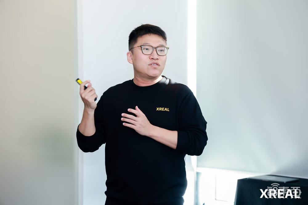 XREAL亮自研X1芯片王炸,对话CEO徐驰:今天的AI眼镜都是“AI弱智眼镜”