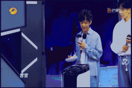 调查:酒店机器人服务员多地上岗!抗疫战里的“科技兵”