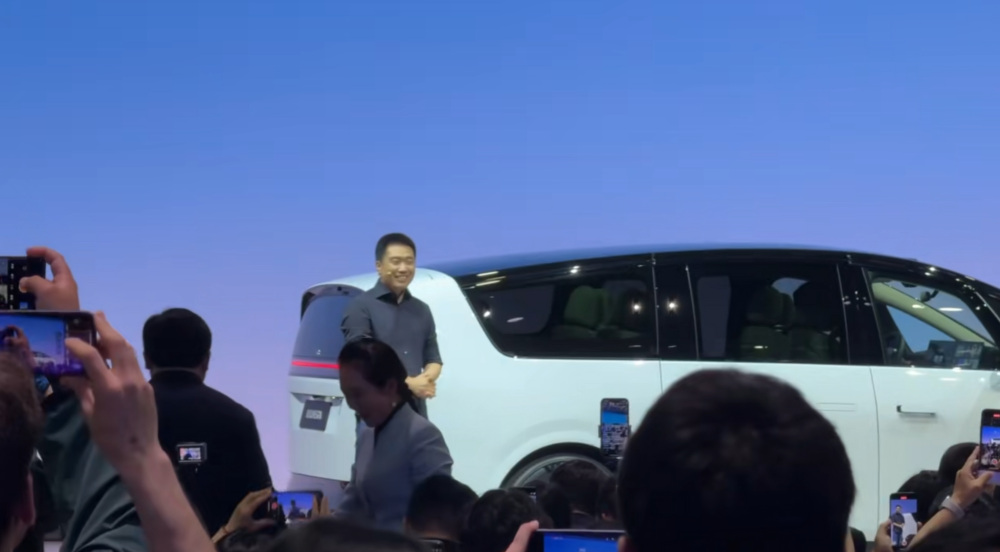 上海车展首日:雷军没来小米展台仍爆满,余承东预言新车“大爆”,何小鹏忙着遛“人”