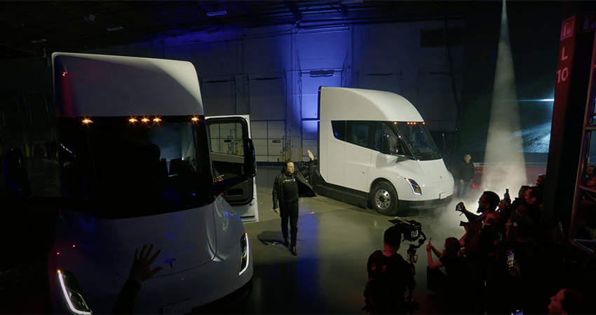 特斯拉电动卡车正式交付！拉37吨货跑800公里，百事可乐第一个提车