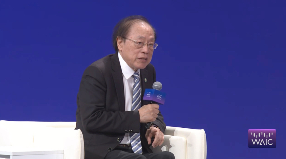 诺奖得主Hinton中国首讲,金句频出:人类或是大语言模型!一文看尽WAIC开幕式干货