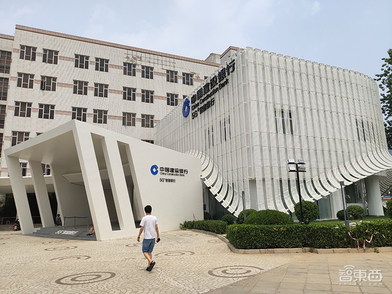 亲密接触建行女机器人前台!首家5G+智慧银行有何神秘?