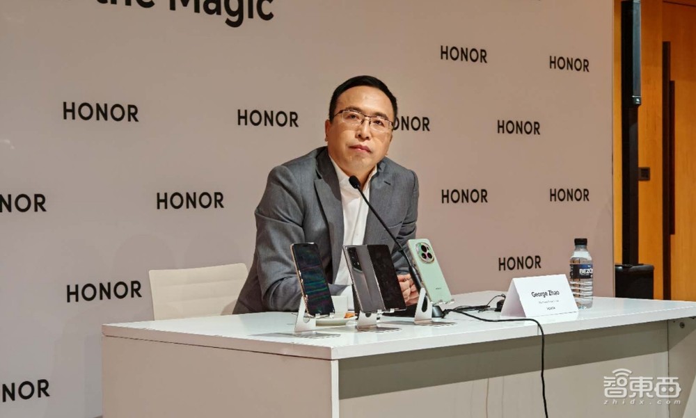 荣耀AI全家桶炸场MWC!CEO赵明宣战苹果,解密平台级AI杀手锏