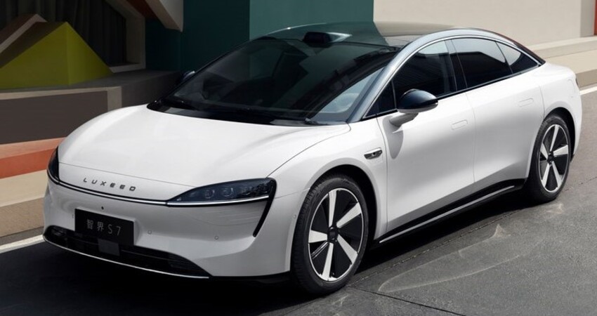 华为版Model S来了！鸿蒙座舱+智驾+光场屏，智能化武装到牙齿